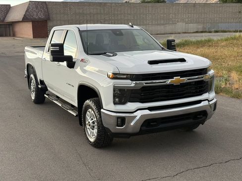 Used 2024 Chevrolet Silverado 2500 LT w/ Convenience Package AWD/4WD image 2