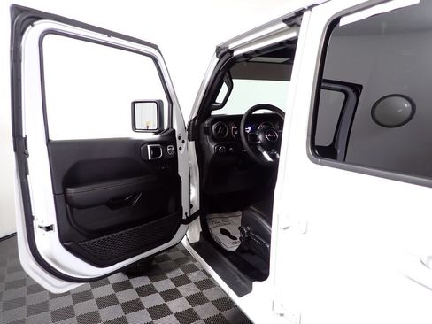 Used 2023 Jeep Gladiator Overland AWD/4WD image 18