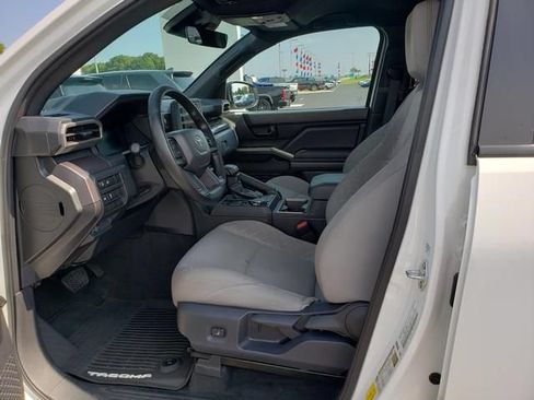 Used 2025 Toyota Tacoma SR5 AWD/4WD image 10