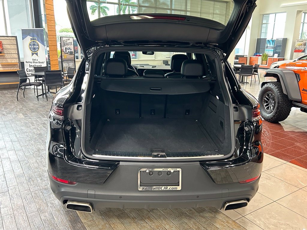 Used 2025 Porsche Cayenne AWD/4WD image 23