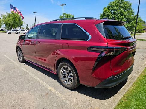 Used 2023 Toyota Sienna XLE FWD image 2