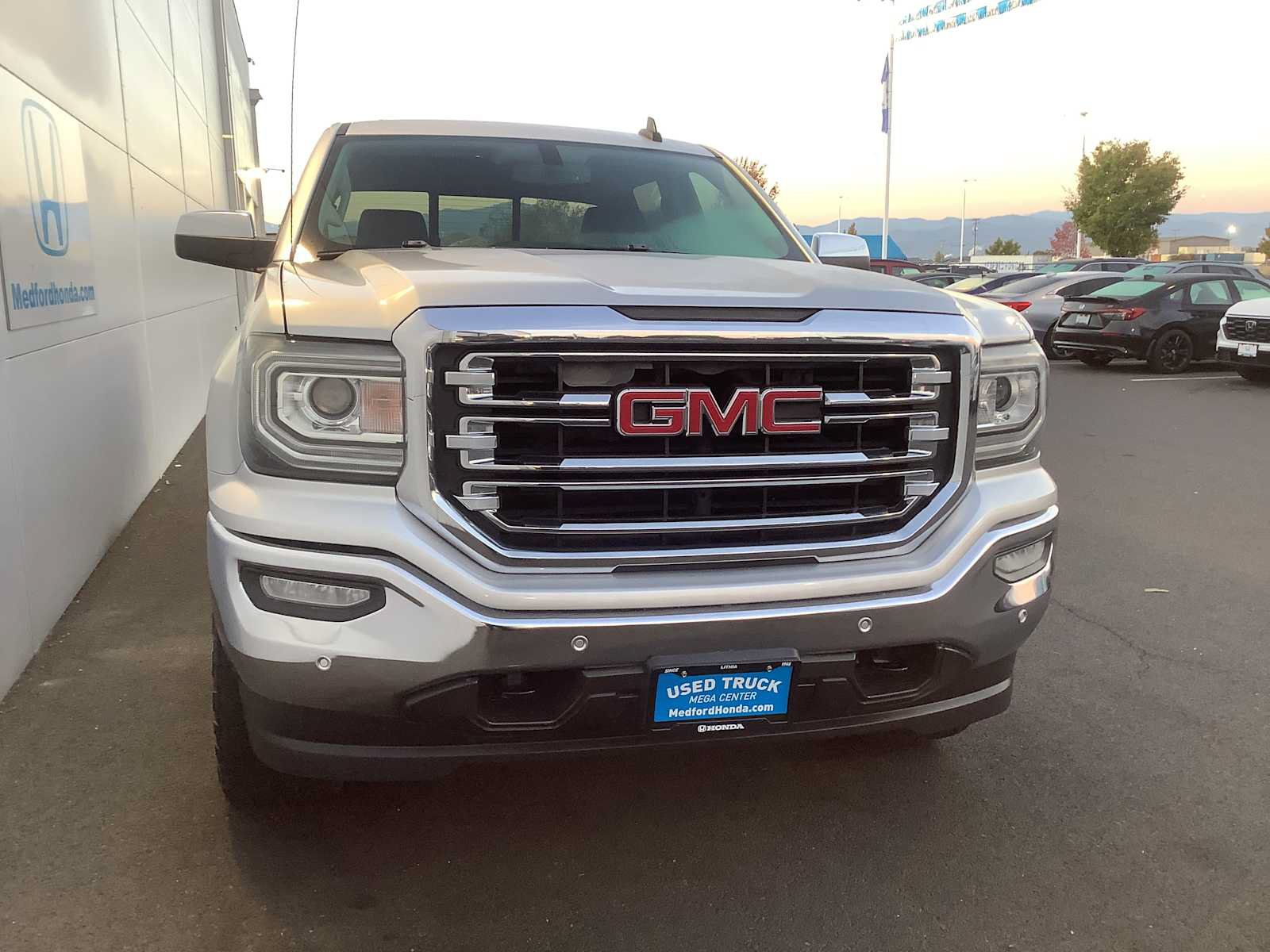 Used 2017 GMC Sierra 1500 SLT w/ SLT Premium Package AWD/4WD image 9