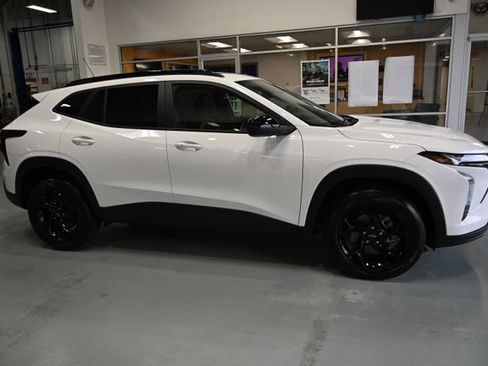 New 2026 Chevrolet Trax LT w/ Sunroof Package FWD image 4