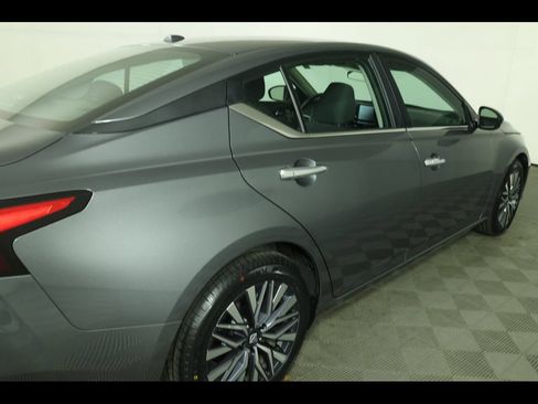Used 2025 Nissan Altima 2.5 SV FWD image 17