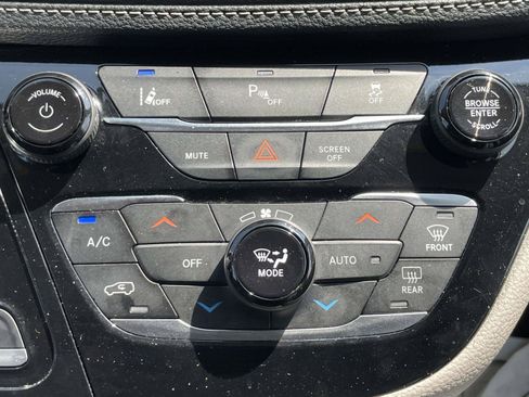 Used 2023 Chrysler Pacifica Touring-L FWD image 28