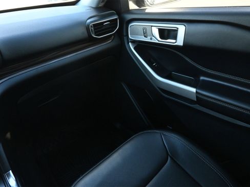 Used 2021 Ford Explorer Limited w/ Equipment Group 301A image 8