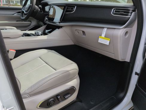 New 2026 Jeep Grand Wagoneer L Limited AWD/4WD image 23
