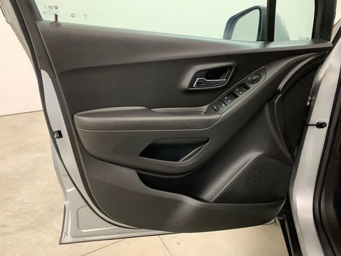 Used 2020 Chevrolet Trax LS w/ Tint and Cruise Package FWD image 5