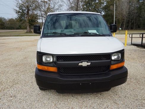 Used 2010 Chevrolet Express 1500 image 3