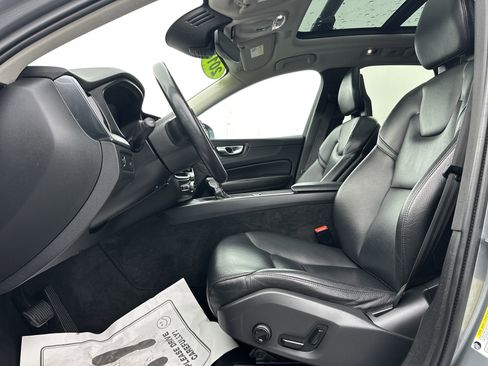 Used 2018 Volvo XC60 T5 Momentum w/ Vision Package image 10
