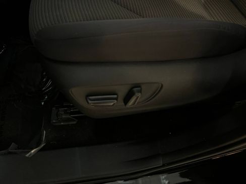 Used 2025 Toyota Highlander LE FWD image 22