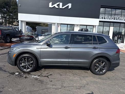 Used 2022 Volkswagen Tiguan SE image 2