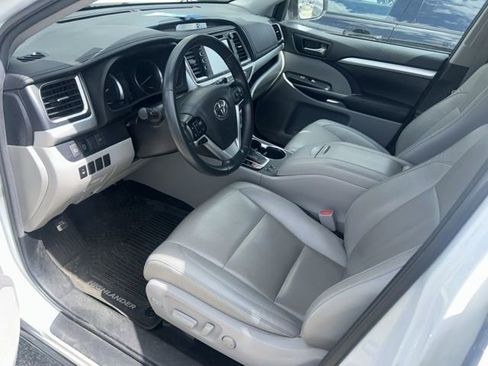 Used 2019 Toyota Highlander XLE image 3