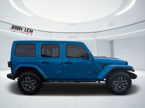 Used 2025 Jeep Wrangler Sahara image 2