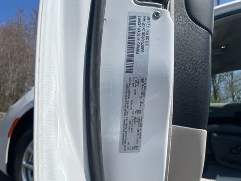 Used 2023 Chrysler Pacifica Touring-L FWD image 34