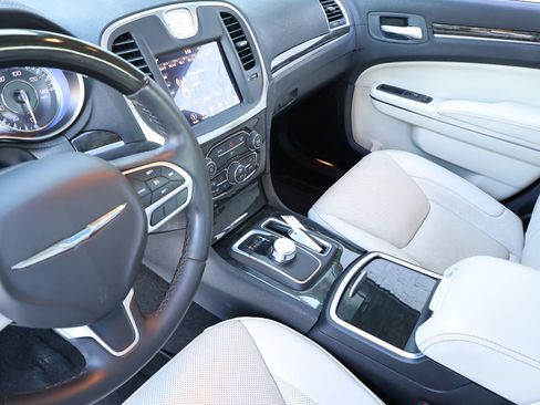 Used 2018 Chrysler 300 Limited image 37