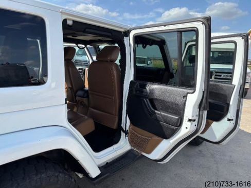 Used 2016 Jeep Wrangler Unlimited Sahara w/ Connectivity Group AWD/4WD image 28