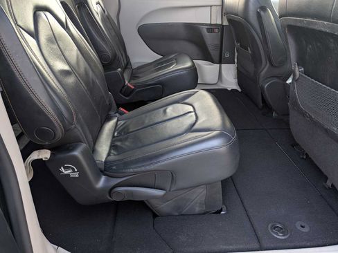 Used 2020 Chrysler Pacifica Touring-L FWD image 18