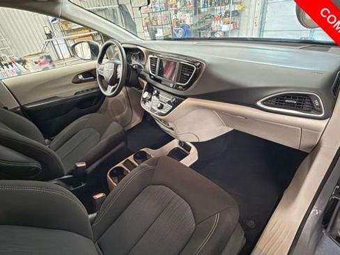 Used 2021 Chrysler Voyager L image 18