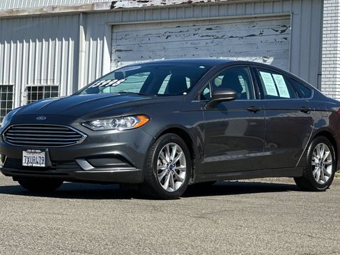 Used 2017 Ford Fusion SE w/ Fusion SE Technology Package FWD image 10