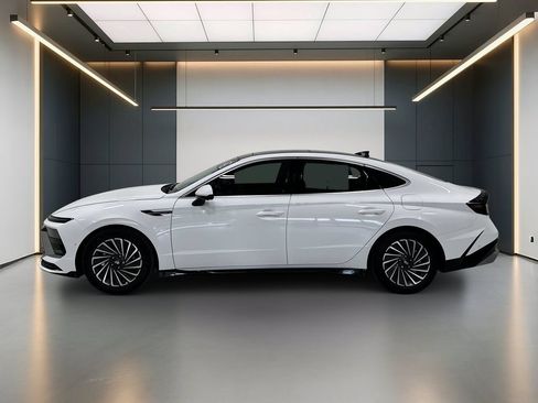 Certified 2025 Hyundai Sonata Limited FWD image 2