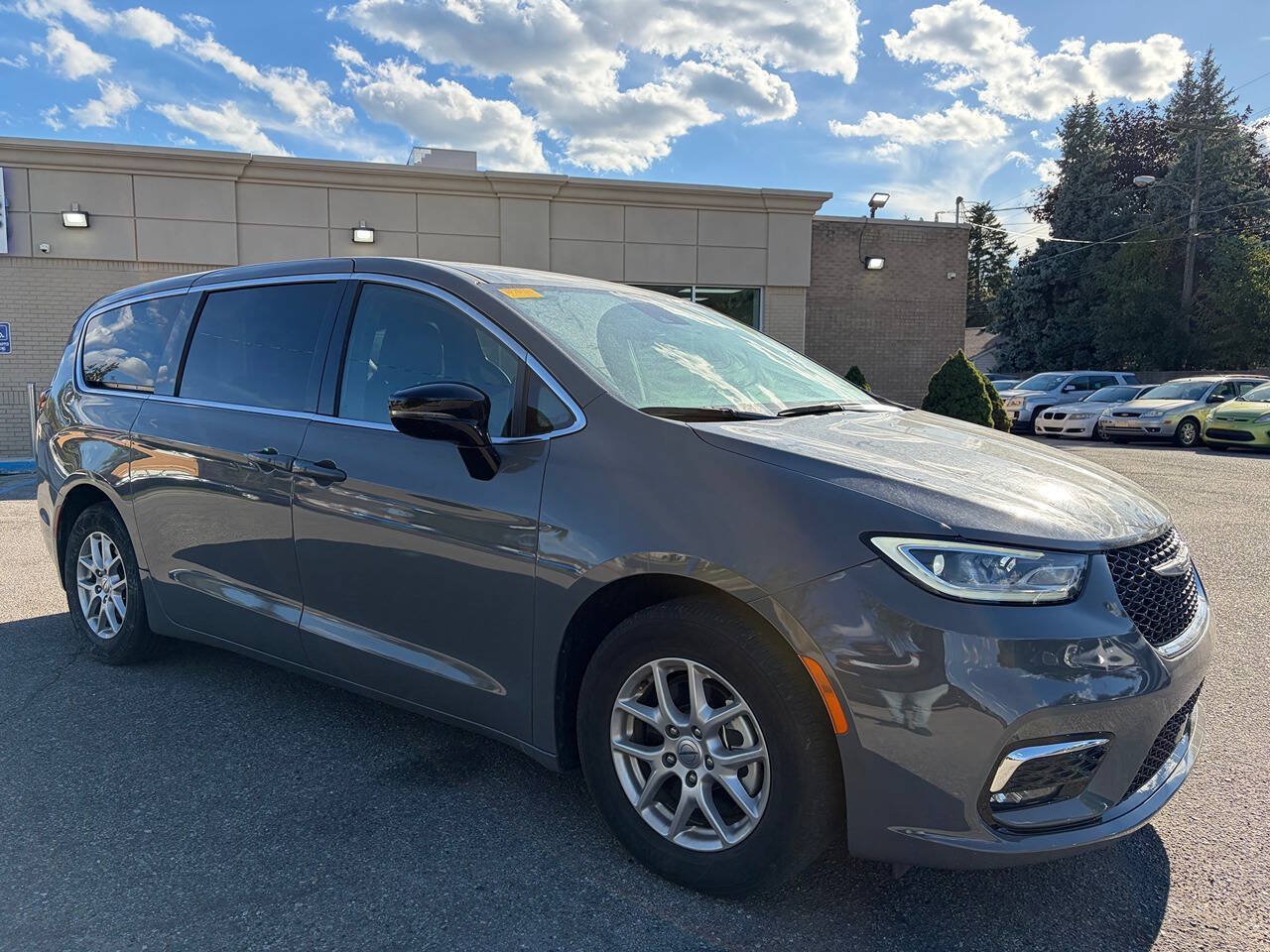 Used 2025 Chrysler Pacifica Select FWD image 3