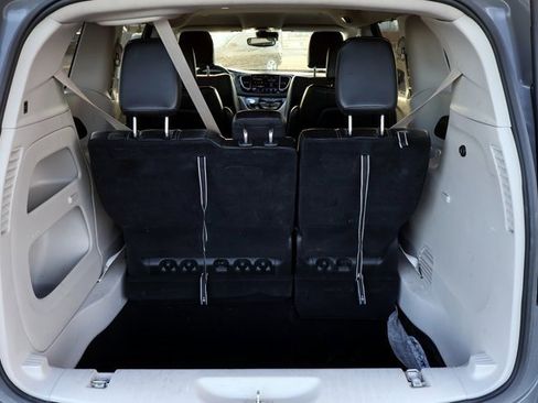 Used 2023 Chrysler Pacifica Touring-L image 19