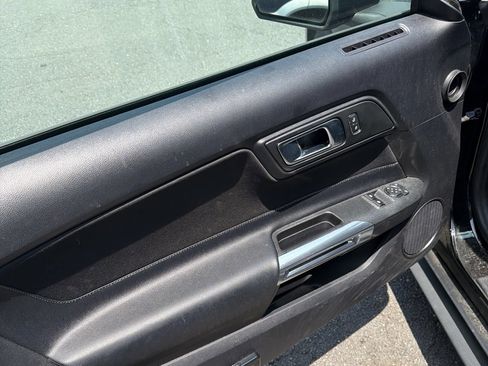 Used 2018 Ford Mustang Coupe RWD image 7