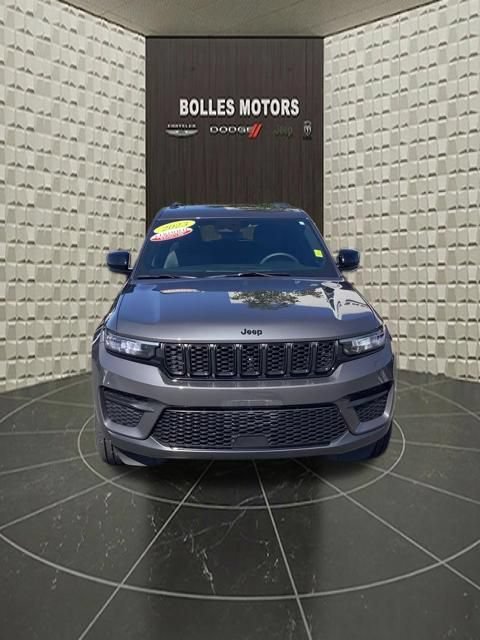 Used 2023 Jeep Grand Cherokee Altitude AWD/4WD image 13