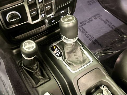 Used 2022 Jeep Wrangler Unlimited Sahara AWD/4WD image 15