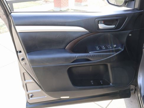 Used 2015 Toyota Highlander XLE image 25