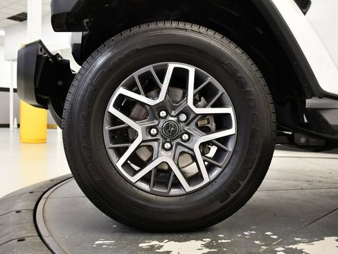 Used 2025 Jeep Wrangler Sahara image 13