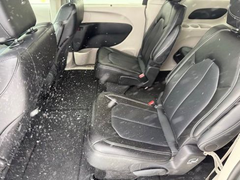 Used 2024 Chrysler Pacifica Touring-L image 12