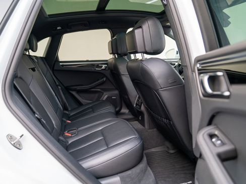 Used 2025 Porsche Macan image 24