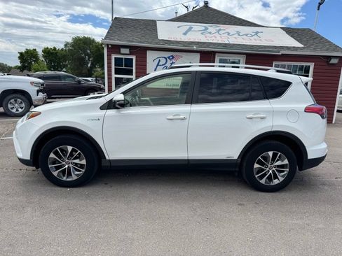 Used 2018 Toyota RAV4 XLE AWD/4WD image 2