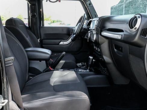 Used 2013 Jeep Wrangler Unlimited Rubicon w/ Connectivity Group AWD/4WD image 39