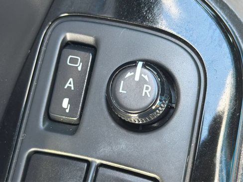 Used 2019 Toyota C-HR Limited FWD image 37