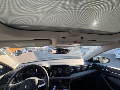 Used 2025 Volkswagen Jetta SE image 33