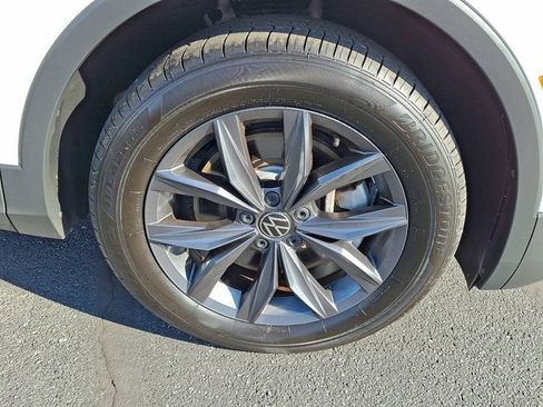 Certified 2022 Volkswagen Tiguan SE image 9