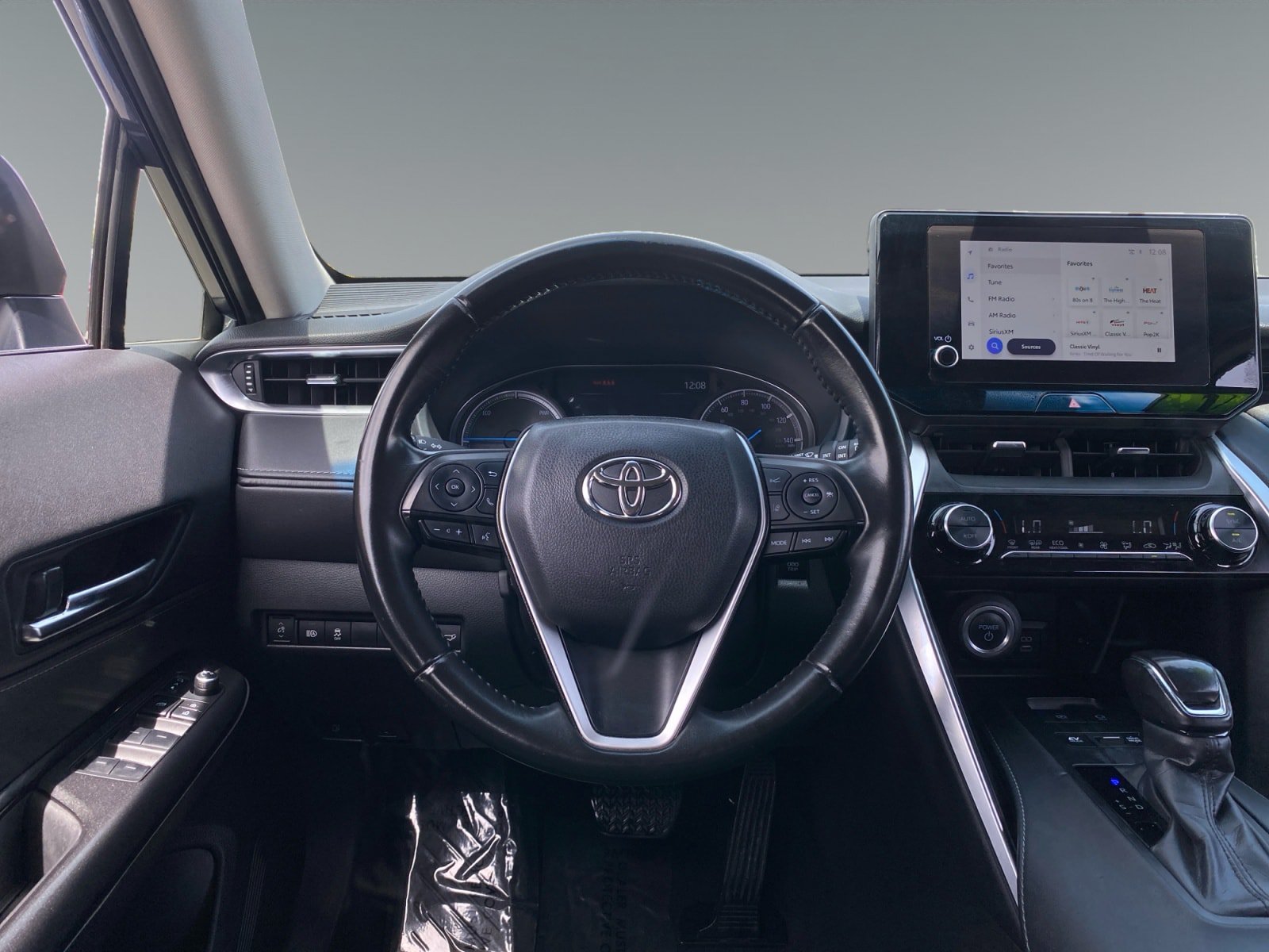 Used 2024 Toyota Venza LE AWD/4WD image 12