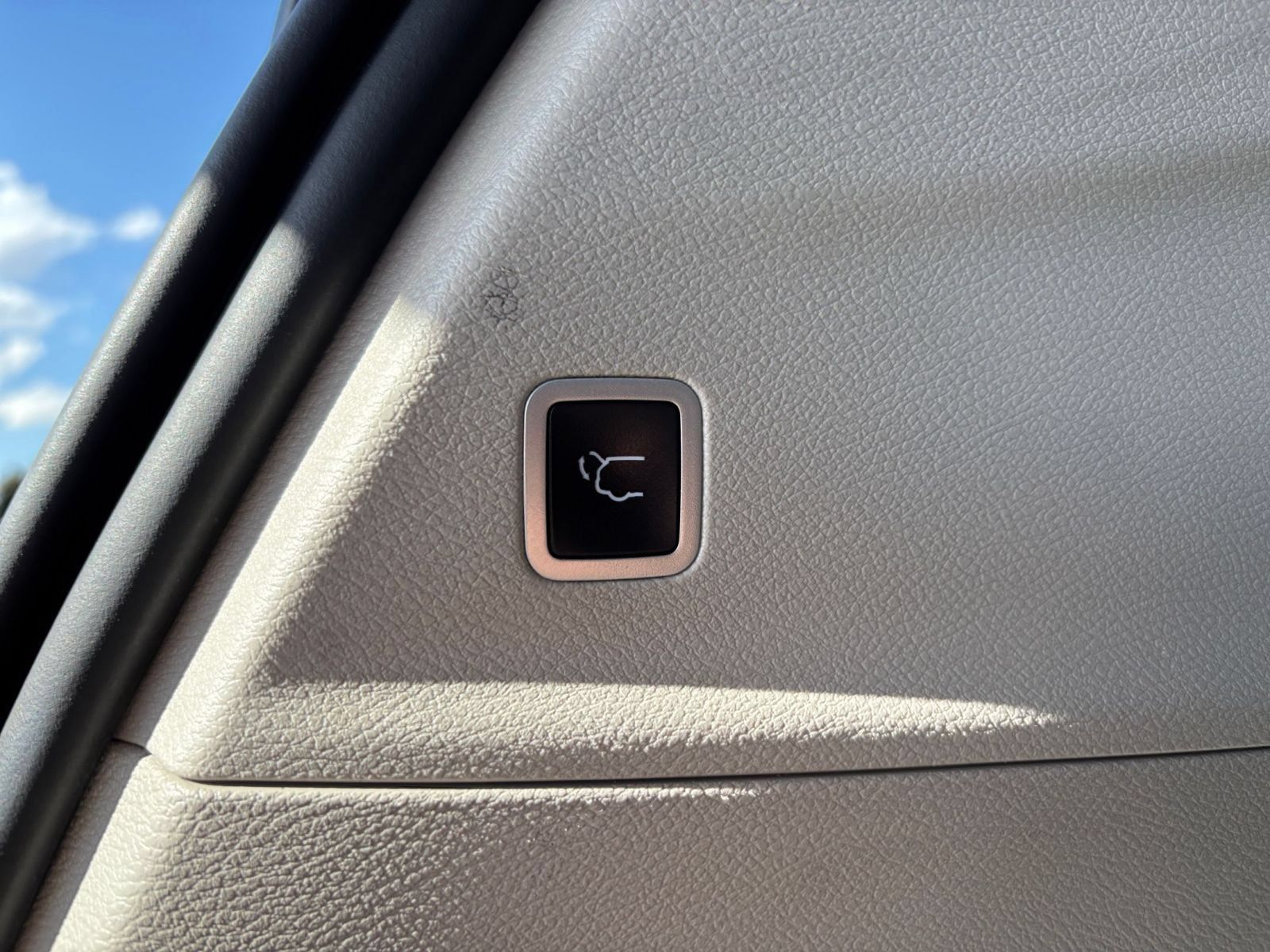 Used 2024 Chrysler Voyager LX FWD image 22