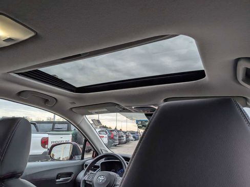 Used 2022 Toyota Corolla Cross XLE image 21