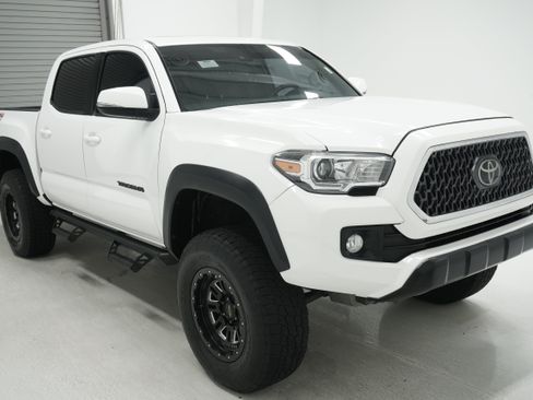 Used 2019 Toyota Tacoma TRD Off-Road AWD/4WD image 3