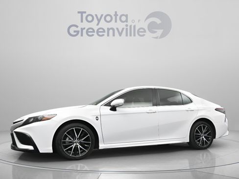 Used 2023 Toyota Camry SE image 2
