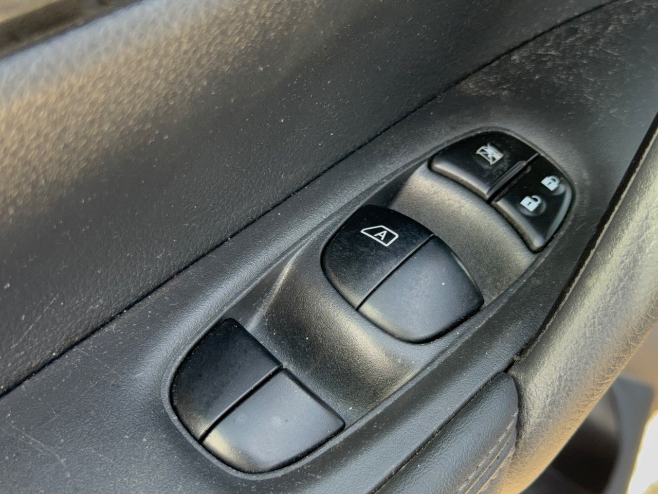 Used 2018 Nissan Rogue SV FWD image 15