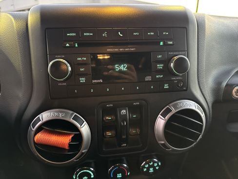 Used 2018 Jeep Wrangler Unlimited Sahara w/ Connectivity Group image 32