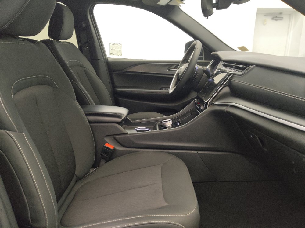 Used 2024 Jeep Grand Cherokee Laredo RWD image 21