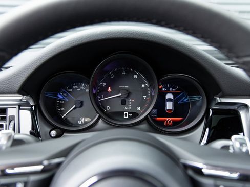 Certified 2026 Porsche Macan Base image 13