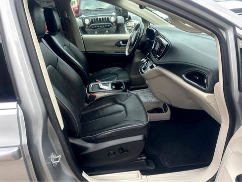 Used 2019 Chrysler Pacifica Limited image 19