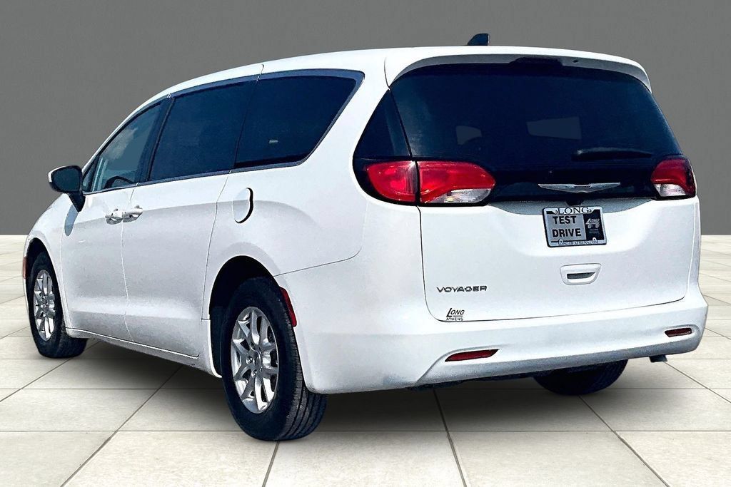 Used 2022 Chrysler Voyager LX FWD image 11